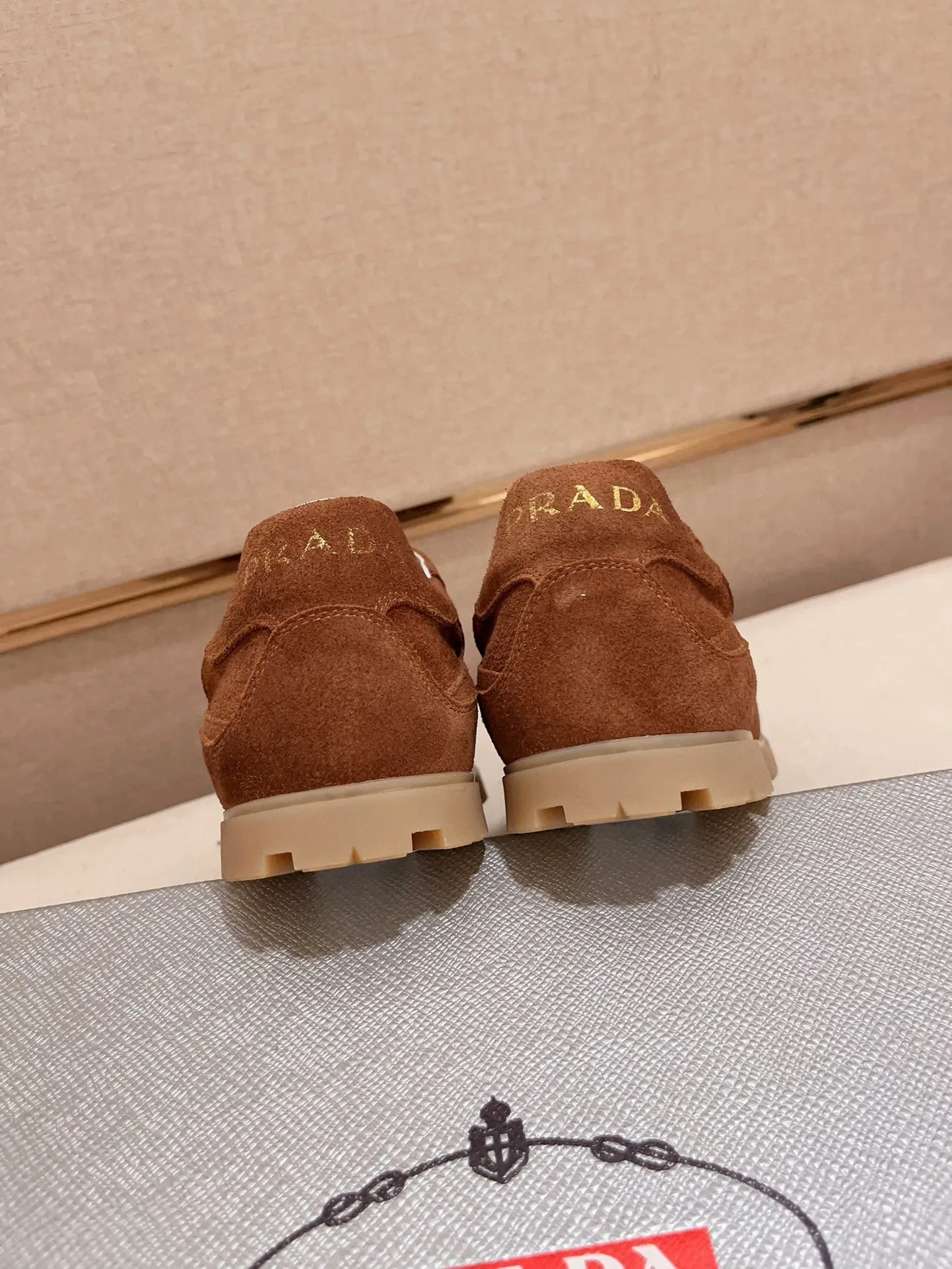 Men's shoes 💰 540💰 ✔️✔️✔️Higher version High-quality new PRADA (Prada) counters are launched at the same time. The new men's shoes and 😘 fabrics are made of high-tech glue-making technology. Lining: Full cowhide lining. 👍🏿 High-end ☄️ air-cushion molded anti-slip rubber outsole, exquisite lines, simple and elegant, comfortable and high-end for leisure travel. Code number: 38 to 44 (45 can be customized and cannot be returned or exchanged)